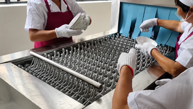 Canteen staff are operating the G310C dishwasher Canteen staff are operating the G310C dishwasher